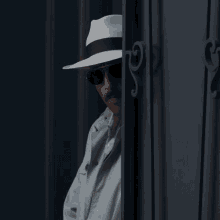 stalking-spying.gif.716aa2bde599da992d08c608aa513b28.gif